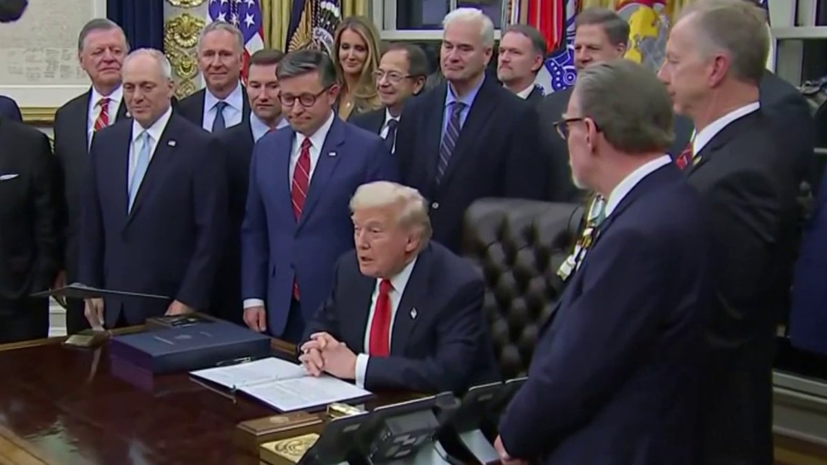 Some federal workers return back to work after government reopens ...