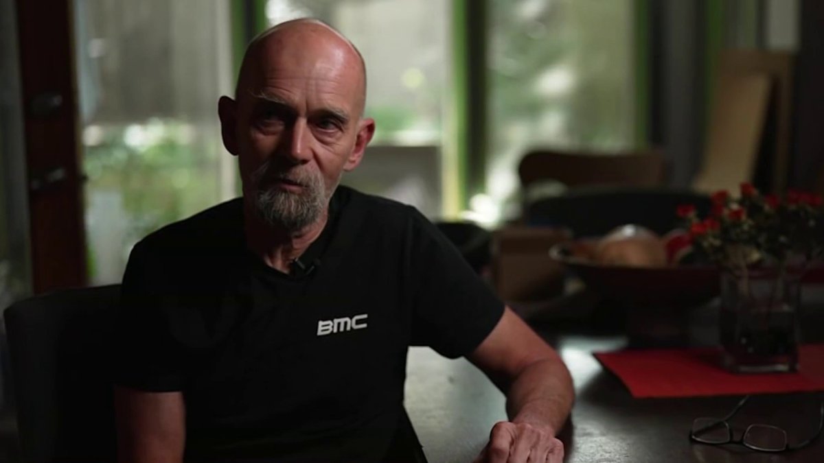 Federal workers describe difficulty in reaching former federal agencies about their retirement claims and feel in the dark over pension payments.