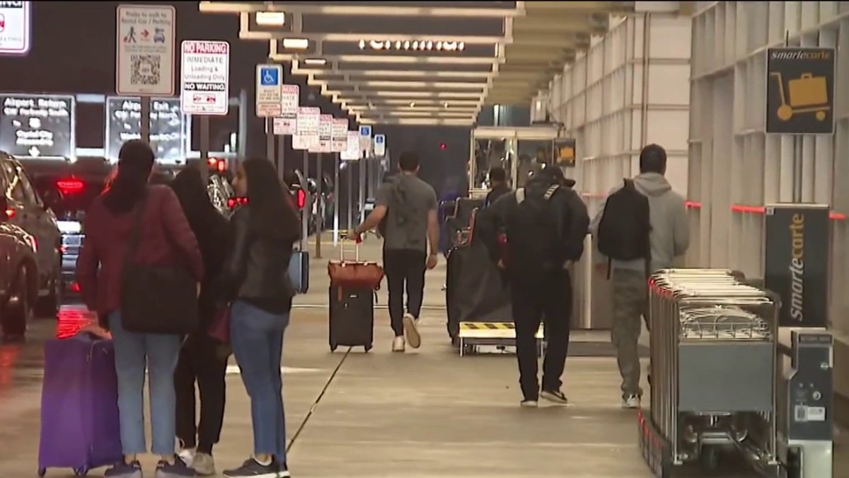 Thanksgiving travel rush in full swing at DMV airports – NBC4 Washington