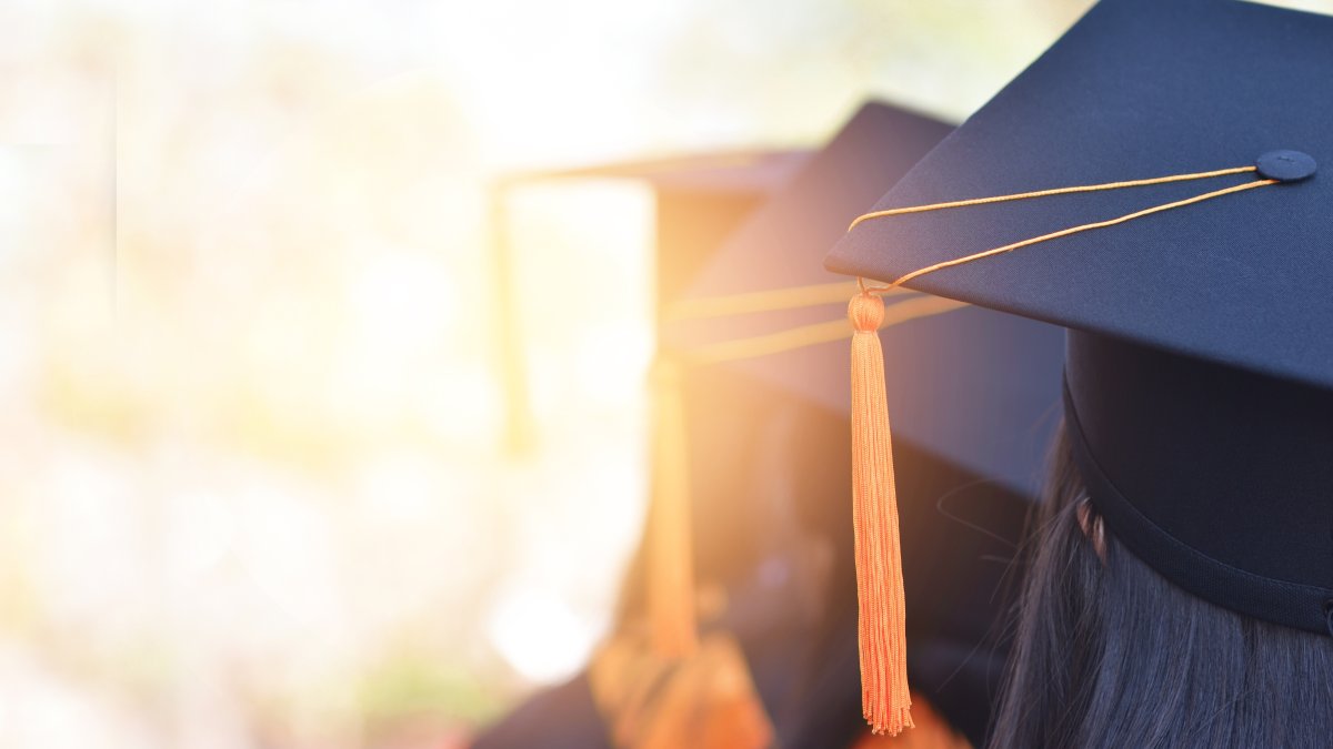 La liste fédérale des diplômes « professionnels » exclut les soins infirmiers et l’éducation – NBC4 Washington