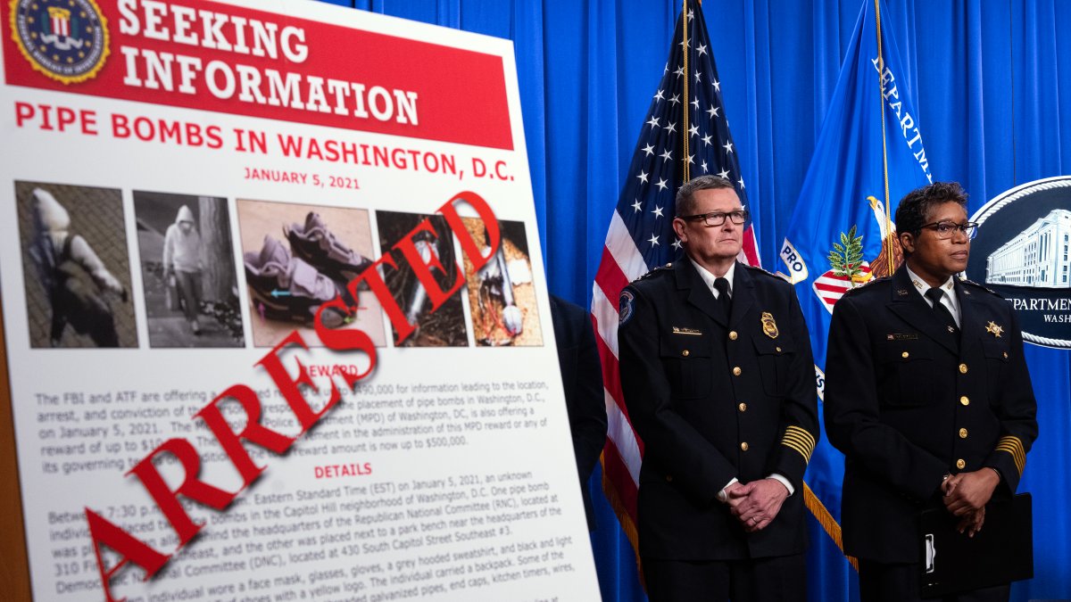 D.C. pipe bomb suspect disliked both political parties and felt violence would be justified, prosecutors say