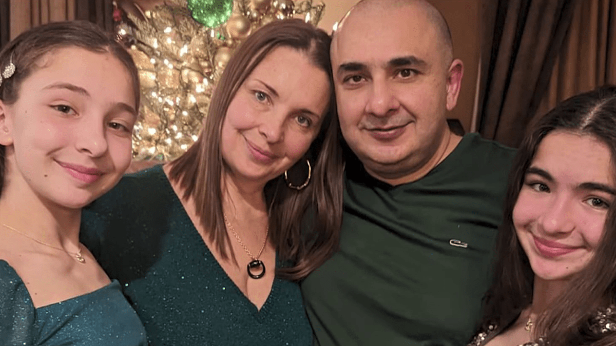 Teen who lost her mother and sister in DCA crash honors them through music