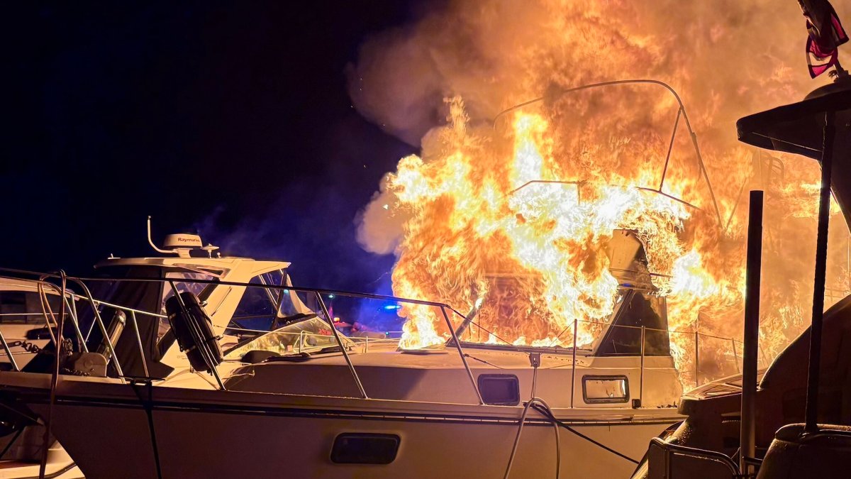 Fire engulfs boat at James Creek Marina as people slept nearby on dock