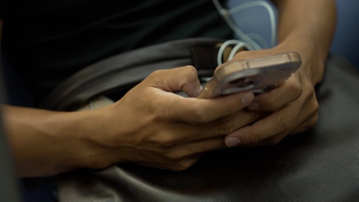 What you need to know about ‘texting thumb'