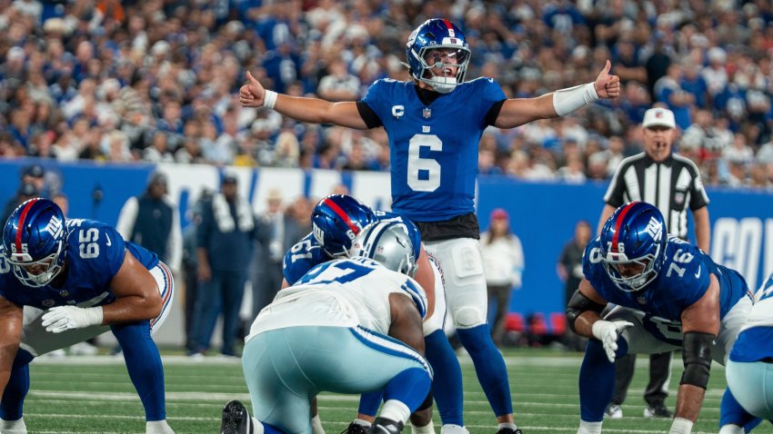 New York Giants quarterback Jaxson Dart (6) makes a call.