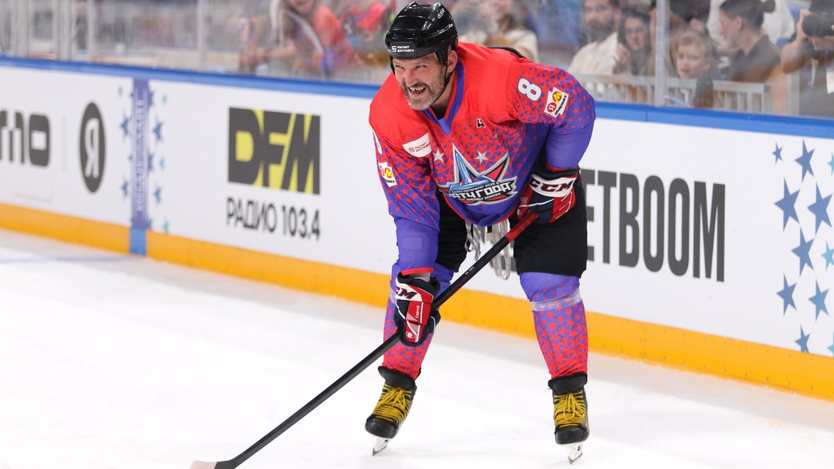 Ovechkin says he's ‘for peace and love' after ad for Putin-aligned party