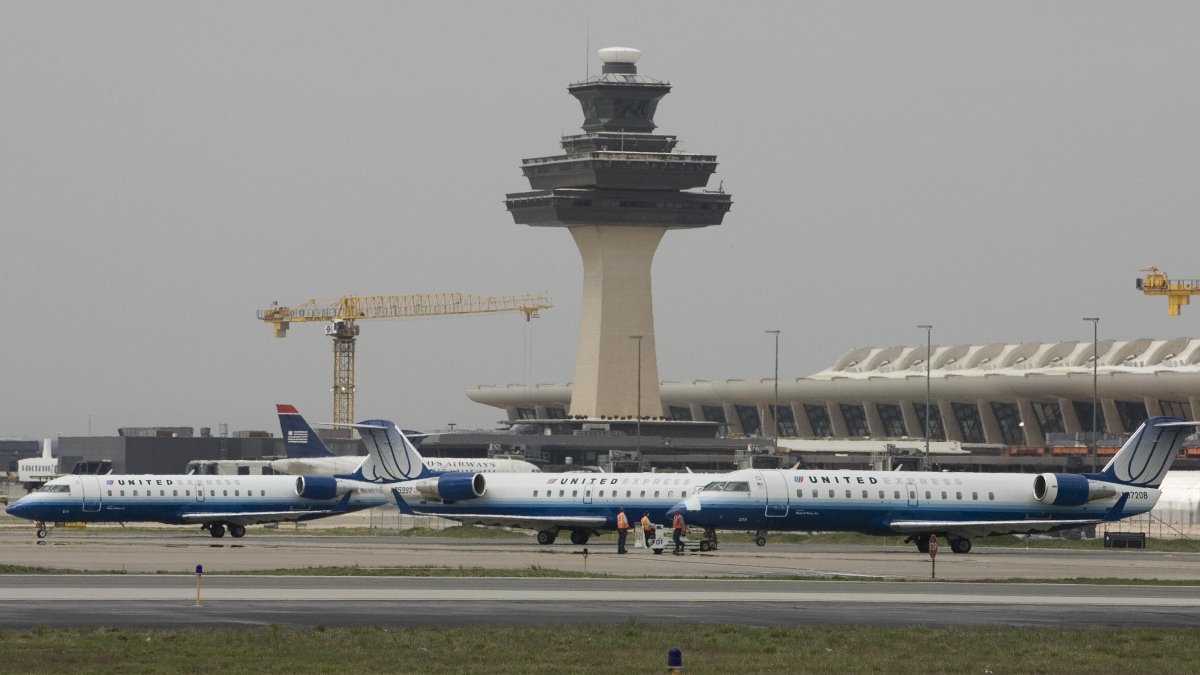 Father and daughter, both pilots, have surprise encounter on runway at Dulles Airport