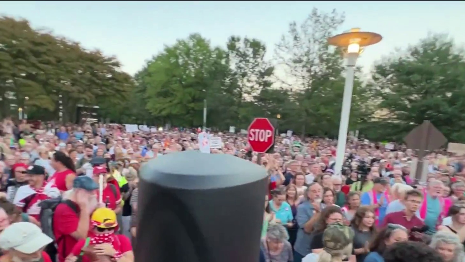 Protesters form human chain around shuttered Kennedy Center – NBC4 ...