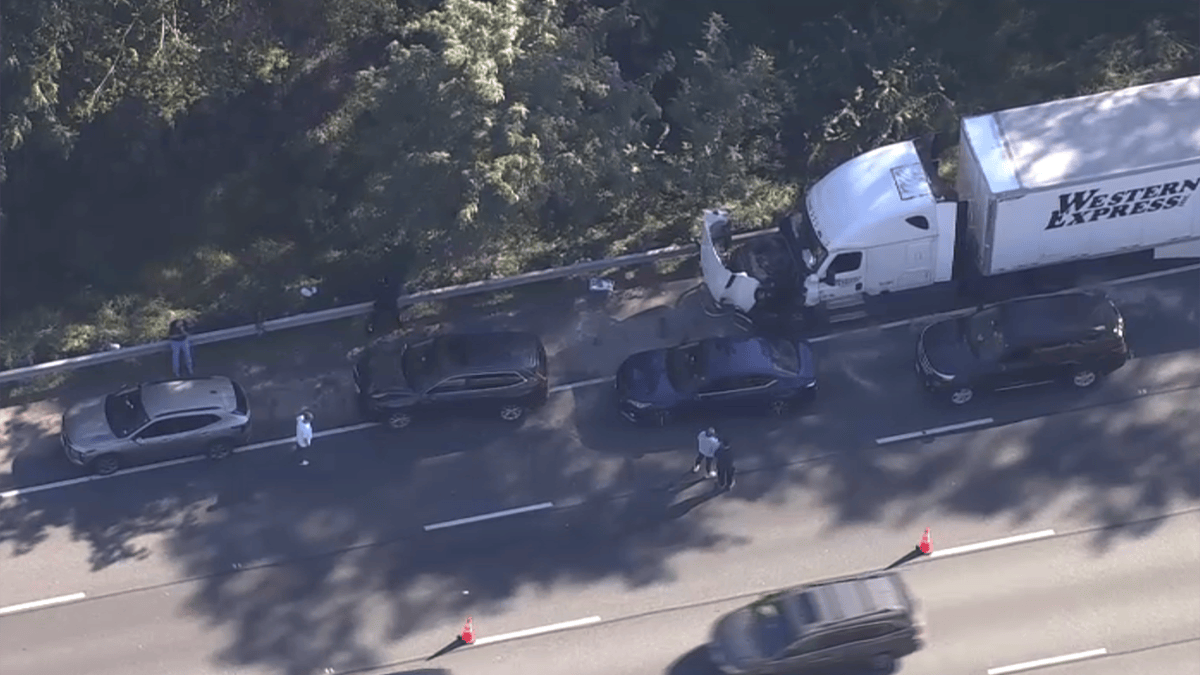 Beltway traffic backed up after crash involving tractor trailer in Maryland