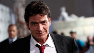 Sheen Pledges $1K to Waiter NFLer Allegedly Stiffed