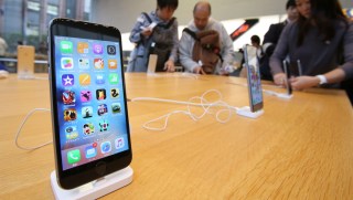 Apple Tops Earnings Estimates, Issues Healthy Forecast