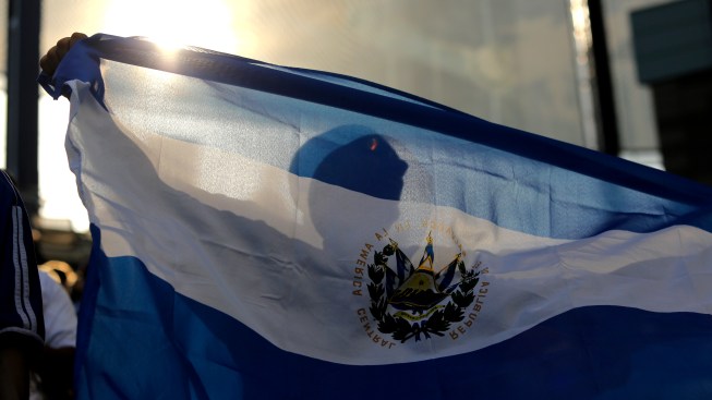 Trump to order 200000 Salvadorans to leave US Trump to order 200000 Salvadorans to leave US